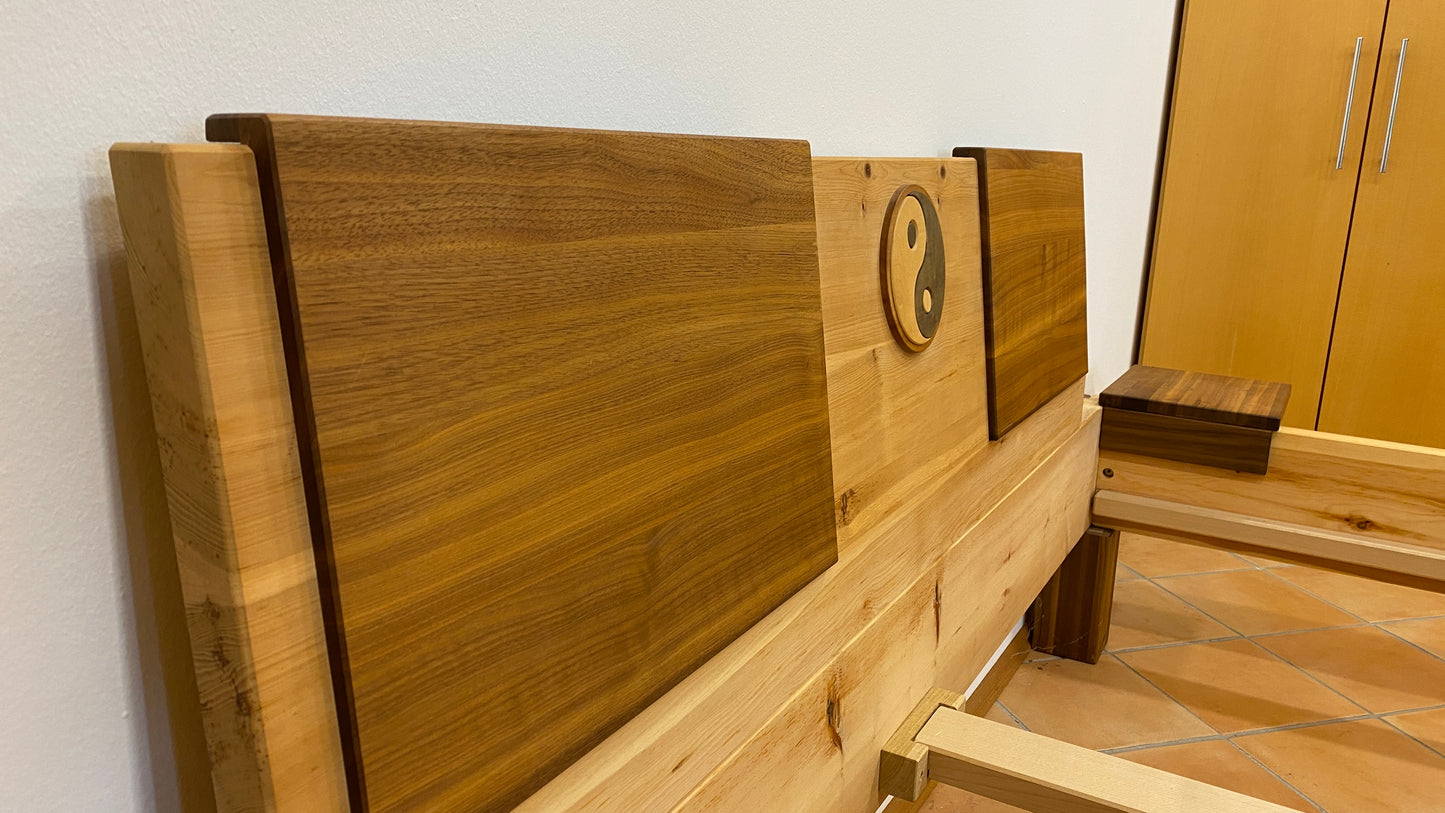 Massivholzbett Ying und Yang Zirbe/Nussbaum