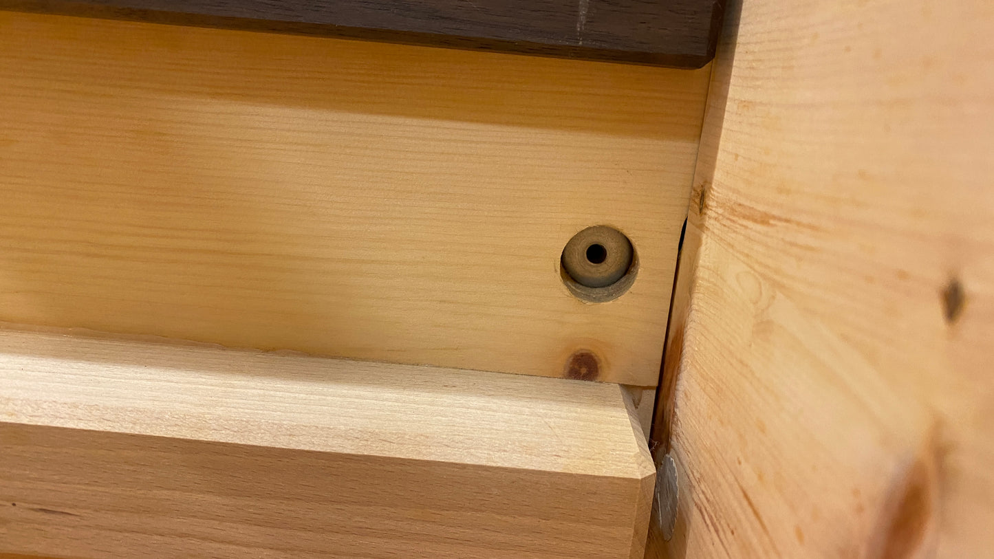 Massivholzbett Ying und Yang Zirbe/Nussbaum